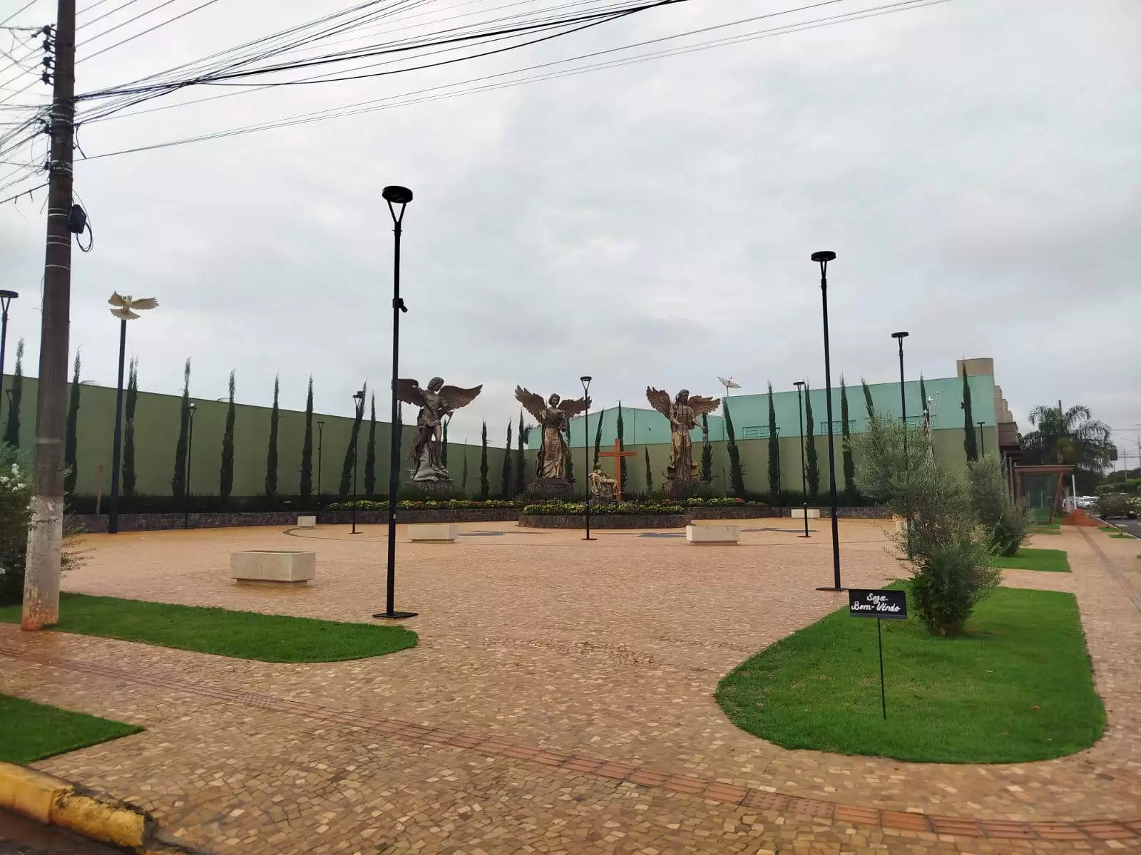 Esculturas monumentais criam novo marco na entrada de São Gabriel do Oeste